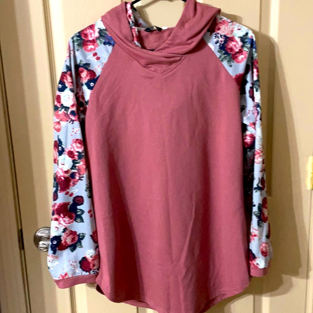 Hood top with flowered sleeves size M